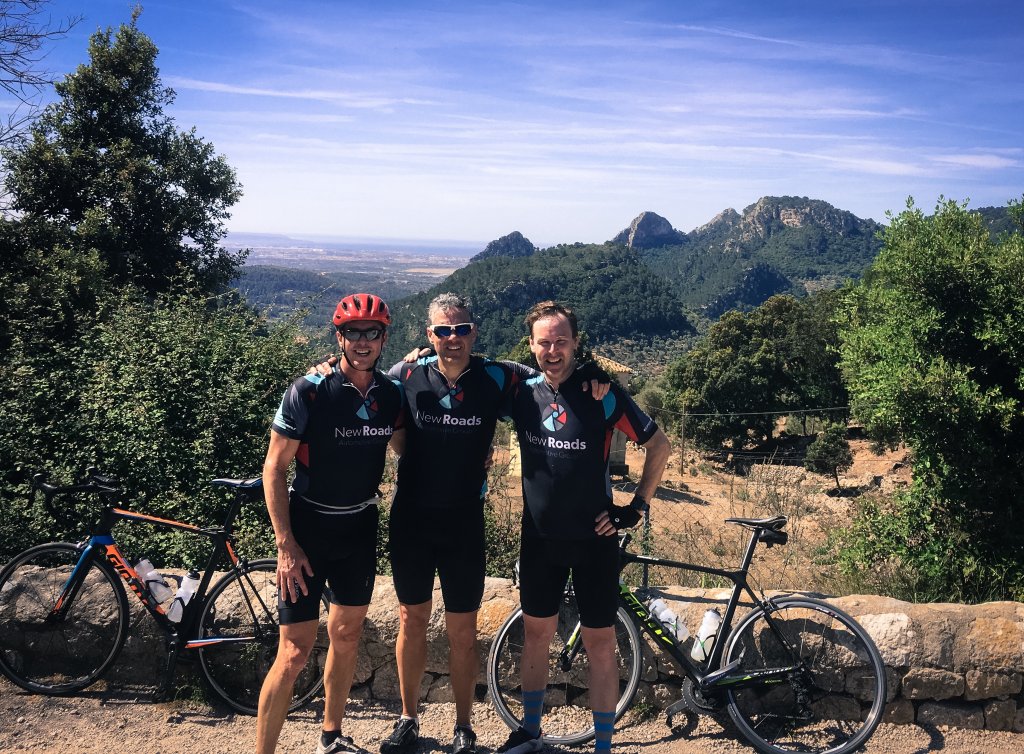 3 cyclistes qui prennent une photo