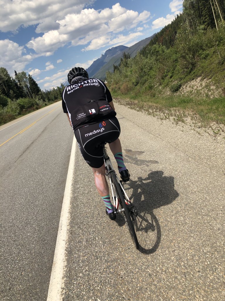 un cycliste sur son vélo avec son chandail de Richter