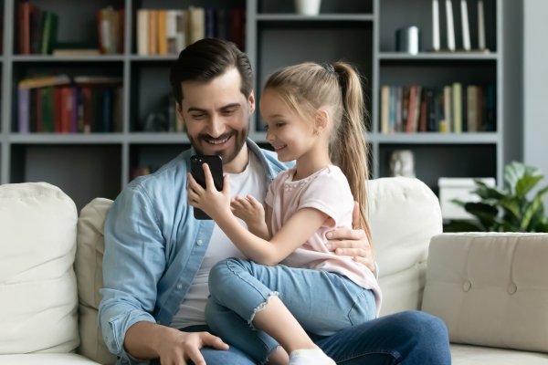 Un parent avec son enfant dans le salon