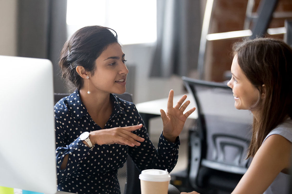 Deux femmes en discussion