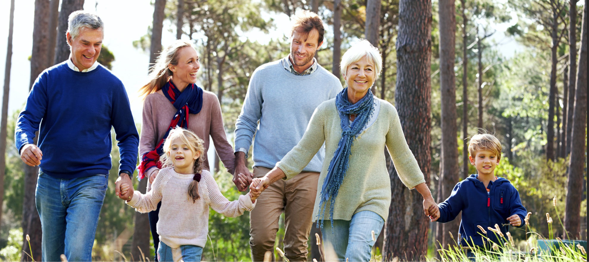 Une famille heureuse qui marche dans les bois