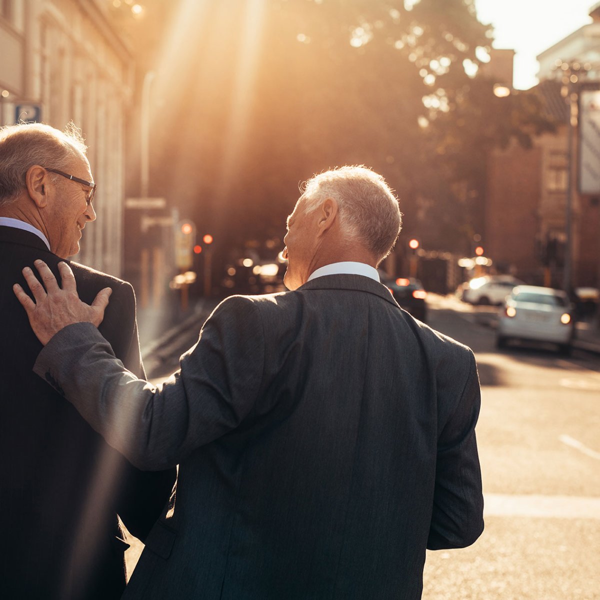 Deux hommes parlent de planification successorale